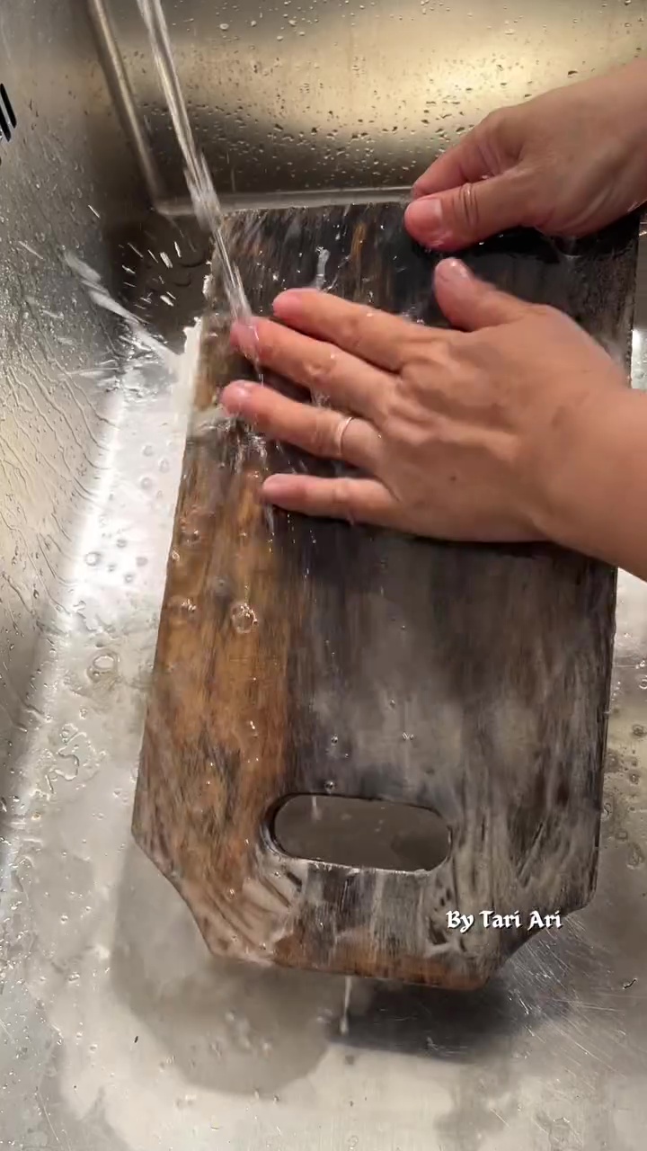 Jangan biarkan talenan kayu berjamur hitam! Cuci pakai soda kue dan 2 bahan dapur ini biar steril lagi
