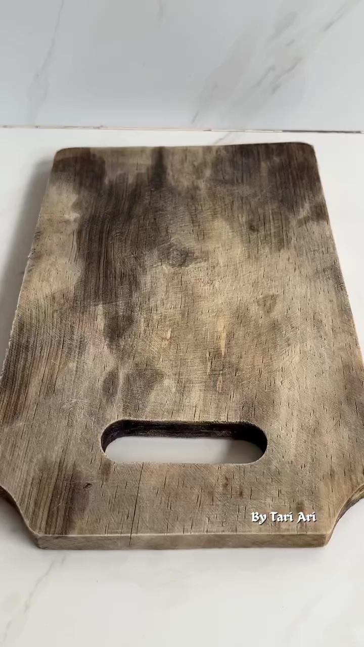 Jangan biarkan talenan kayu berjamur hitam! Cuci pakai soda kue dan 2 bahan dapur ini biar steril lagi