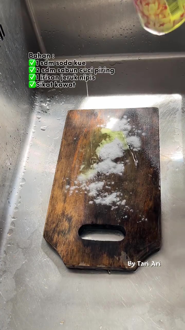 Jangan biarkan talenan kayu berjamur hitam! Cuci pakai soda kue dan 2 bahan dapur ini biar steril lagi