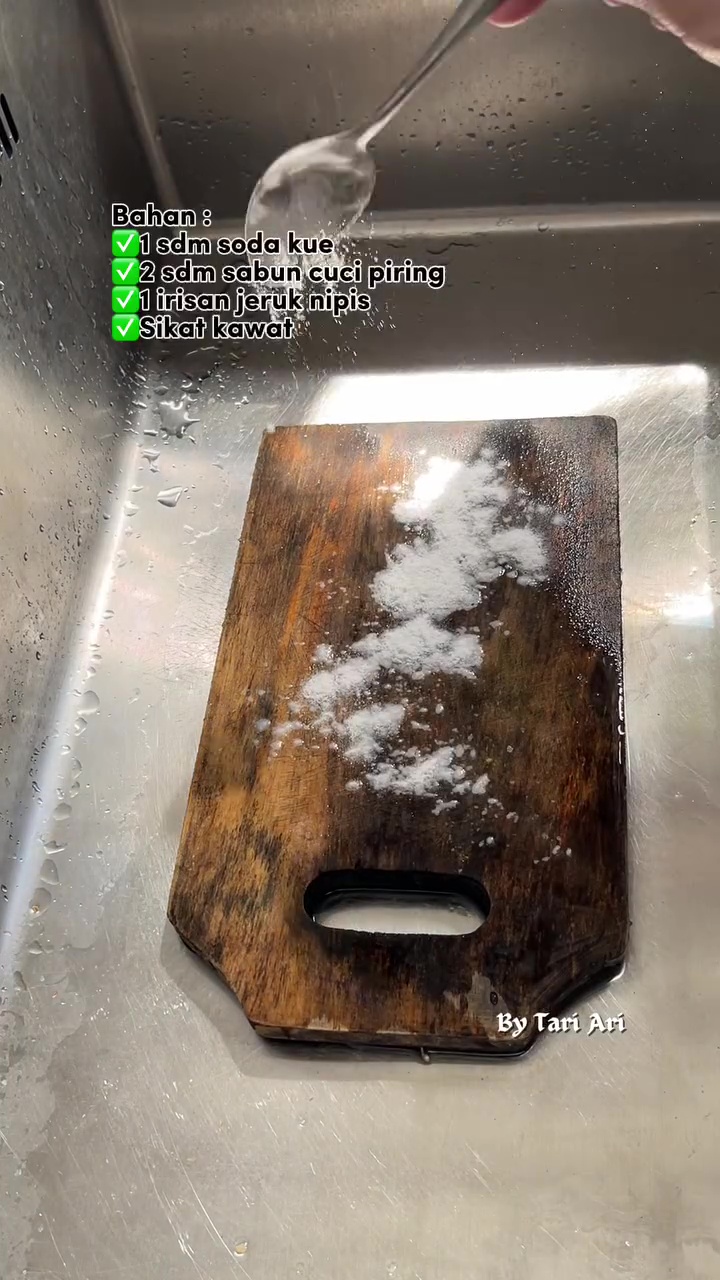 Jangan biarkan talenan kayu berjamur hitam! Cuci pakai soda kue dan 2 bahan dapur ini biar steril lagi