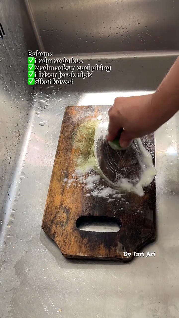 Jangan biarkan talenan kayu berjamur hitam! Cuci pakai soda kue dan 2 bahan dapur ini biar steril lagi