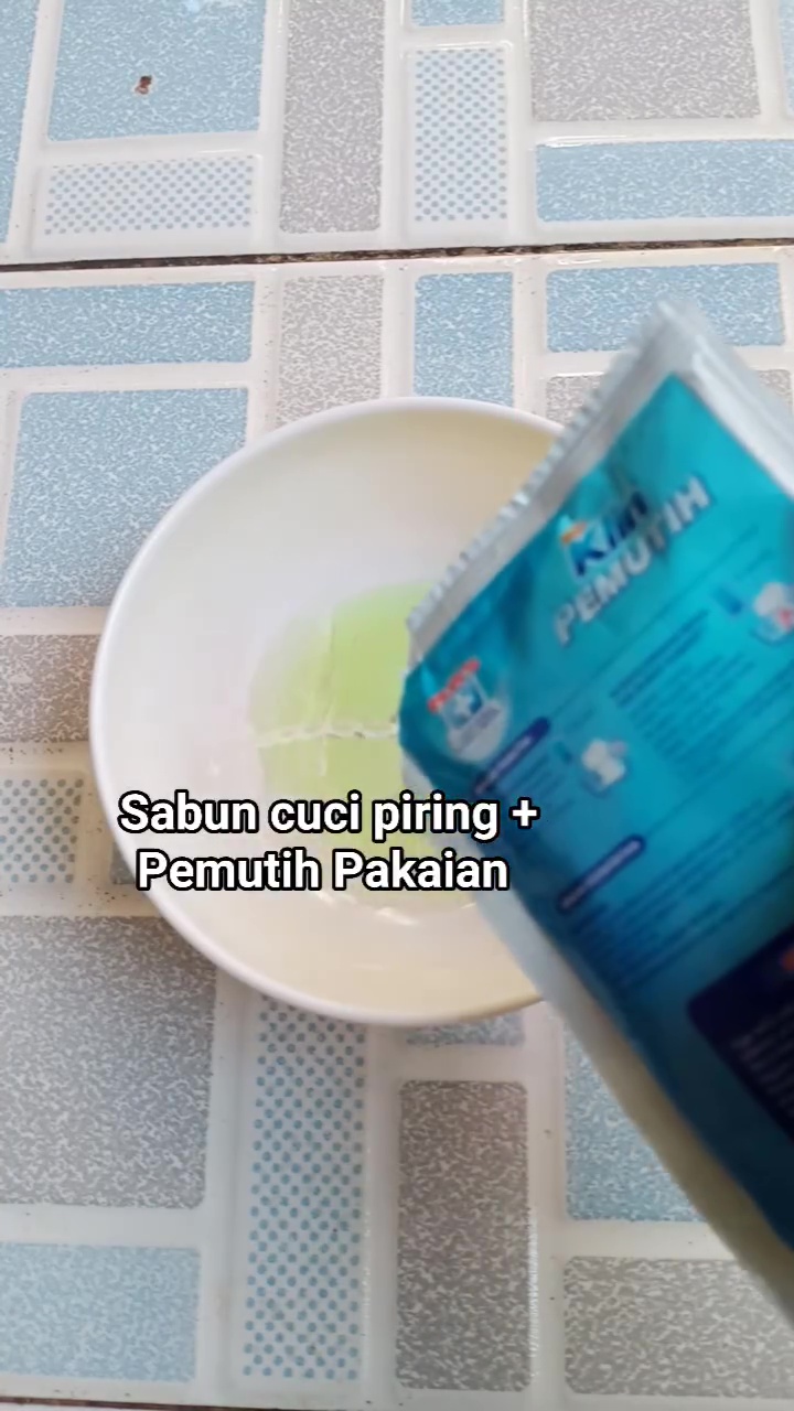 Siapa bilang bintik hitam bekas jamur di mukena sulit dihilangkan? Coba gunakan 1 bahan dapur ini
