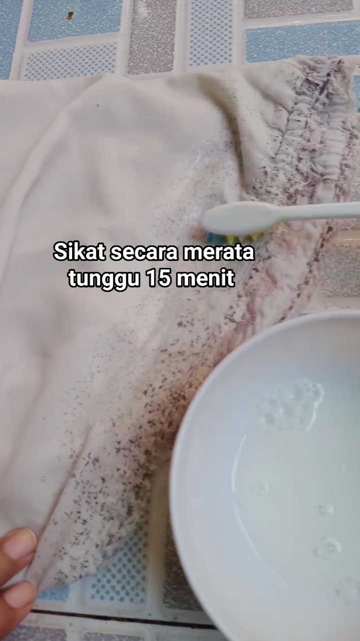 Siapa bilang bintik hitam bekas jamur di mukena sulit dihilangkan? Coba gunakan 1 bahan dapur ini