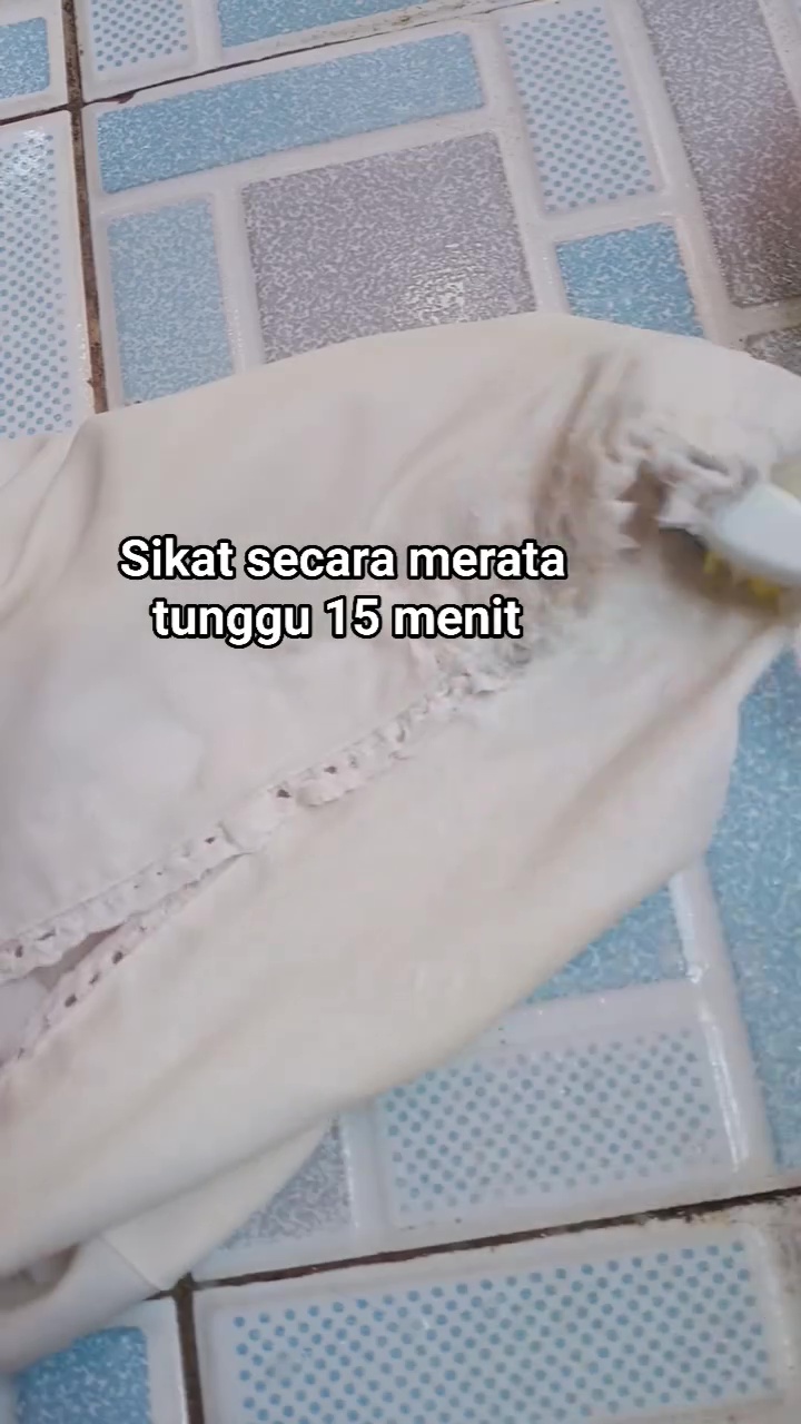 Siapa bilang bintik hitam bekas jamur di mukena sulit dihilangkan? Coba gunakan 1 bahan dapur ini