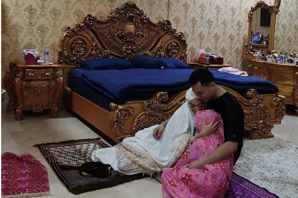 Kedekatannya bikin adem, begini potret kompak 6 penyanyi bareng anak sambung