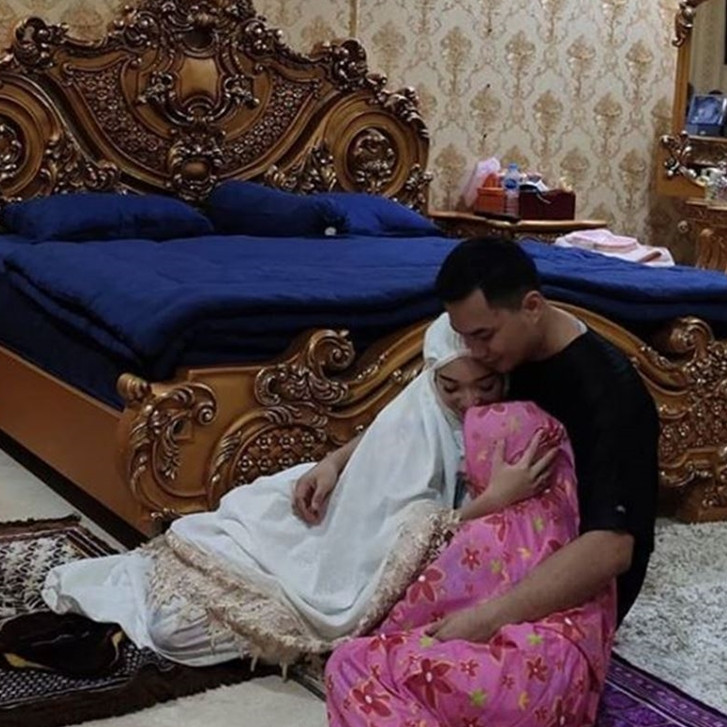 Kedekatannya bikin adem, begini potret kompak 6 penyanyi bareng anak sambung