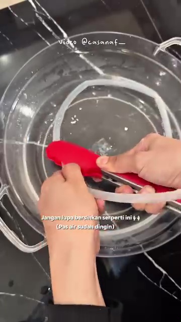 Tanpa sikat khusus, ini cara mudah bersihkan selang dispenser dekil berlumut bermodal 2 bahan dapur