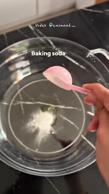 Tanpa sikat khusus, ini cara mudah bersihkan selang dispenser dekil berlumut bermodal 2 bahan dapur