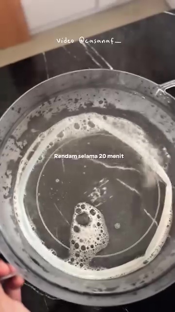 Tanpa sikat khusus, ini cara mudah bersihkan selang dispenser dekil berlumut bermodal 2 bahan dapur
