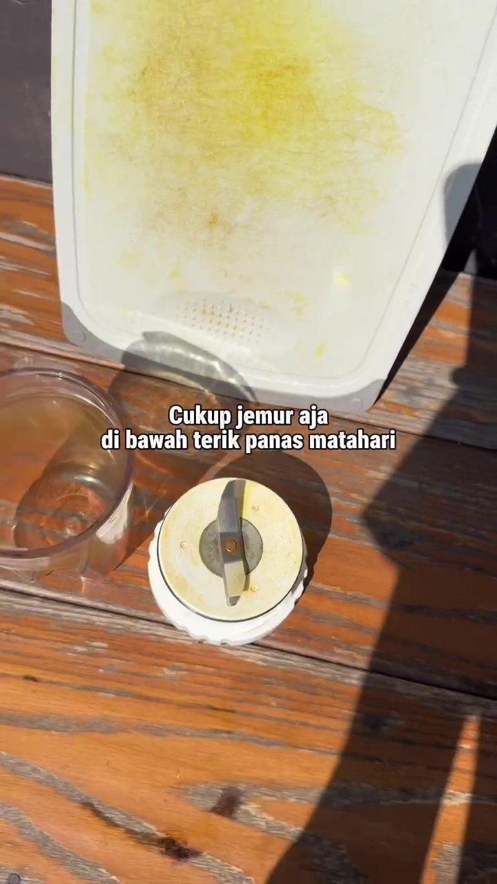Tak perlu repot dicuci, ini cara hempaskan noda kunyit di talenan plastik tanpa bahan pembersih apapun