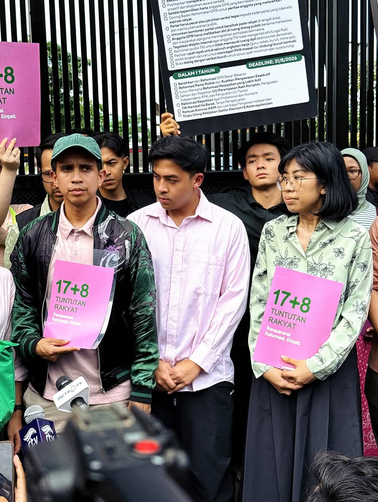 9 Potret Jerome Polin dan artis lainnya serahkan tuntutan rakyat ke DPR, diterima Rieke Diah Pitaloka