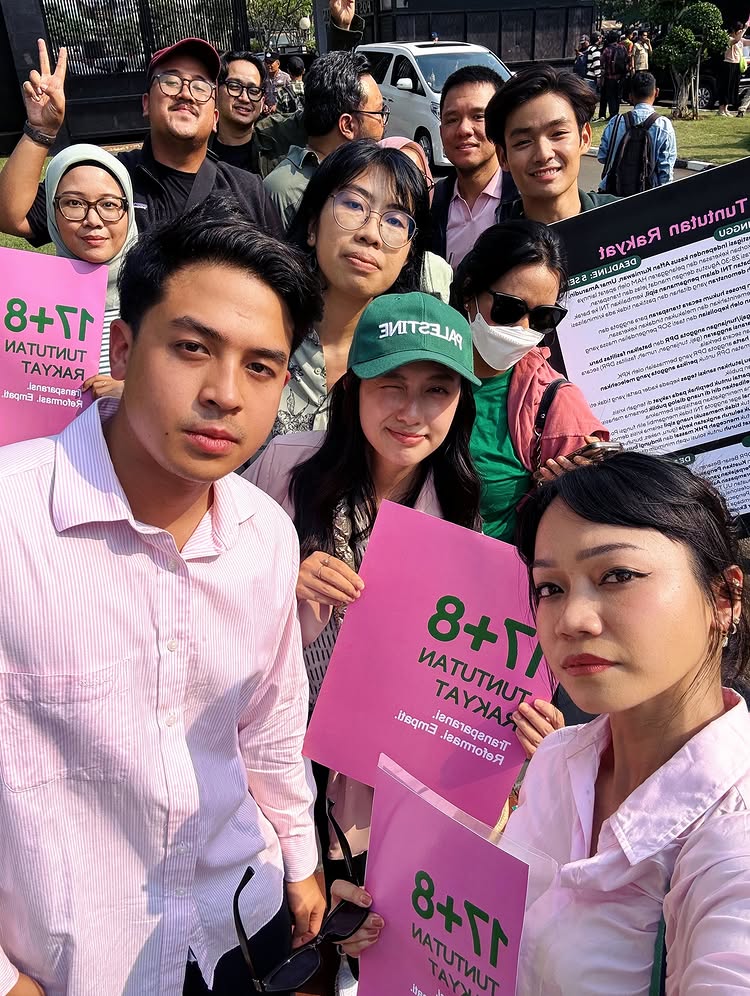 9 Potret Jerome Polin dan artis lainnya serahkan tuntutan rakyat ke DPR, diterima Rieke Diah Pitaloka