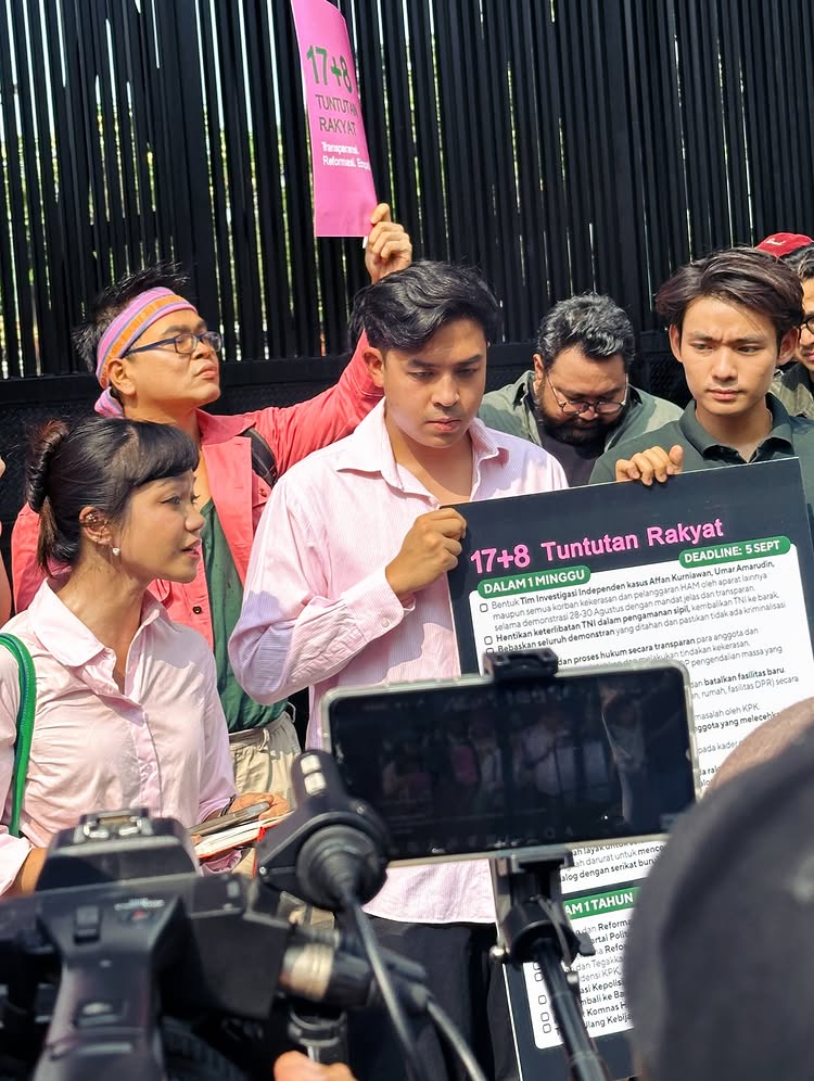 9 Potret Jerome Polin dan artis lainnya serahkan tuntutan rakyat ke DPR, diterima Rieke Diah Pitaloka