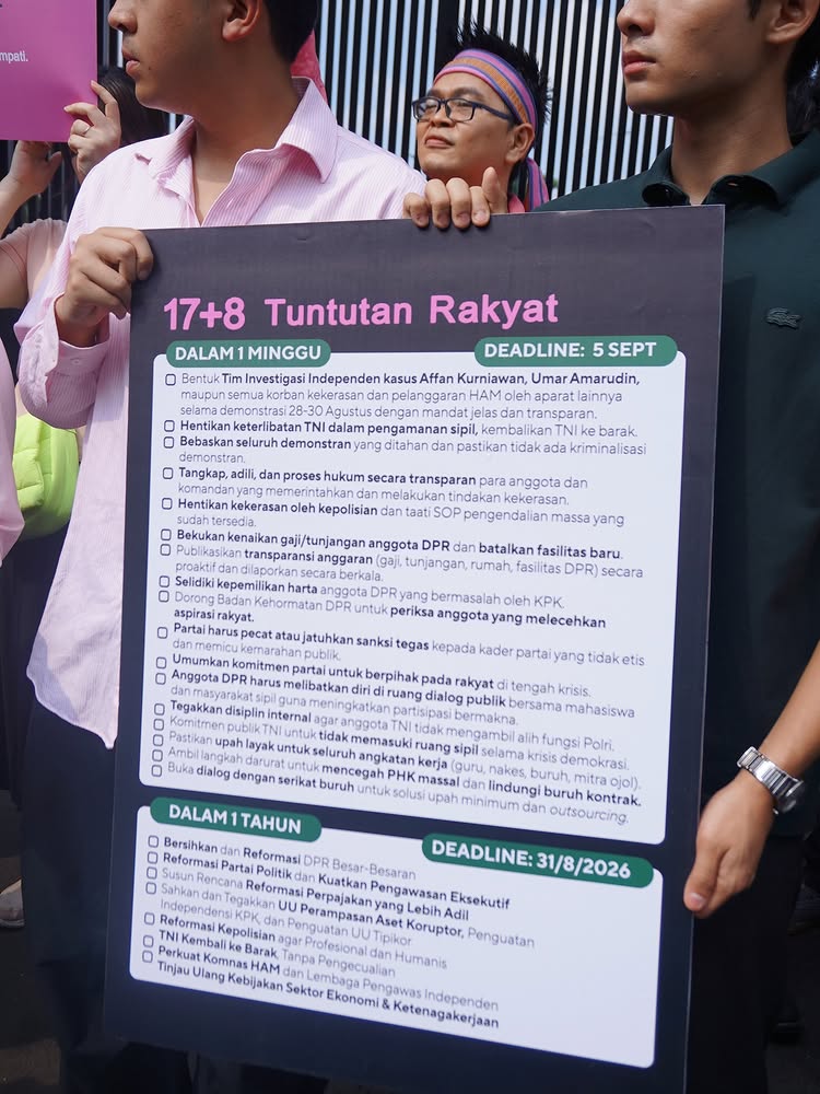 9 Potret Jerome Polin dan artis lainnya serahkan tuntutan rakyat ke DPR, diterima Rieke Diah Pitaloka