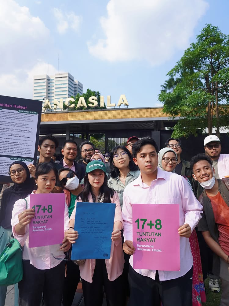 9 Potret Jerome Polin dan artis lainnya serahkan tuntutan rakyat ke DPR, diterima Rieke Diah Pitaloka