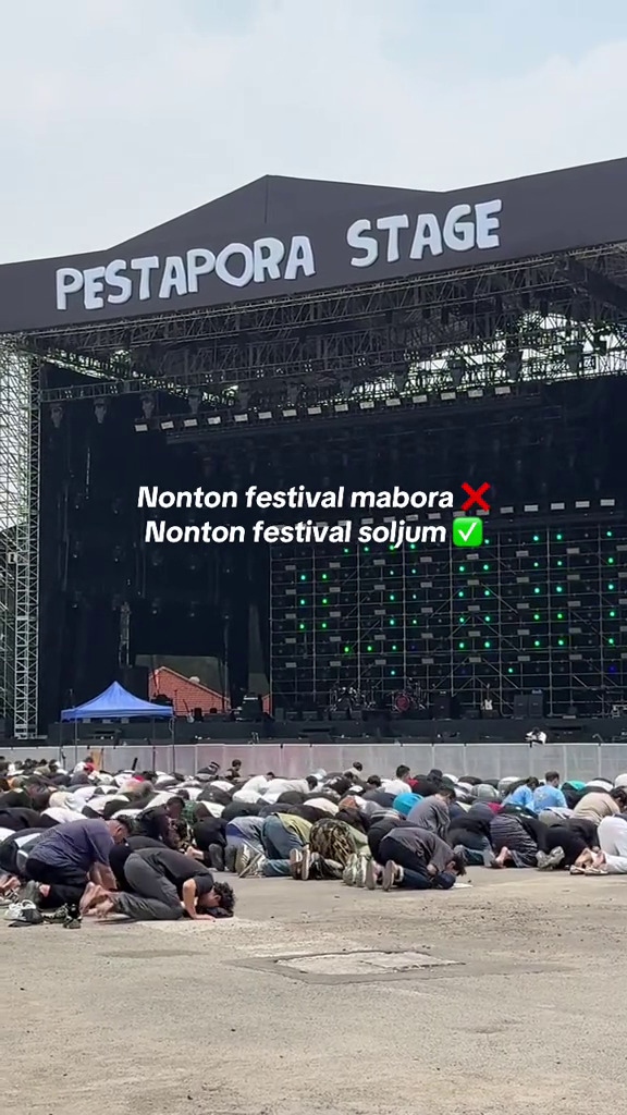 Dihadirkan khusus di hari pertama, ini 9 momen Rhoma Irama jadi imam & khatib solat Jumat di Pestapora