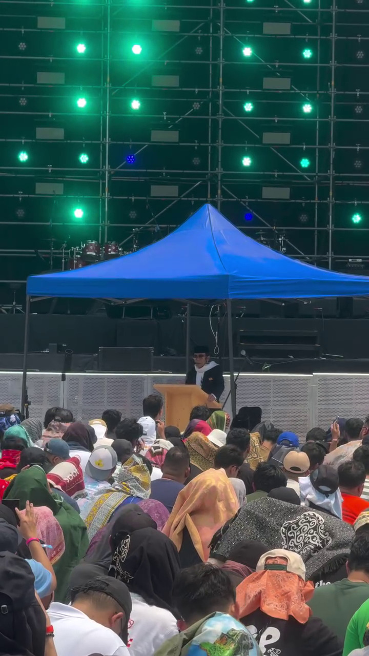 Dihadirkan khusus di hari pertama, ini 9 momen Rhoma Irama jadi imam & khatib solat Jumat di Pestapora