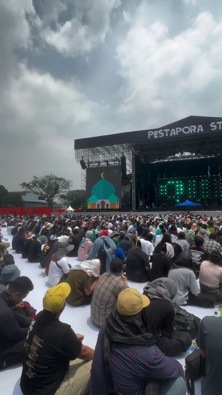 Dihadirkan khusus di hari pertama, ini 9 momen Rhoma Irama jadi imam & khatib solat Jumat di Pestapora