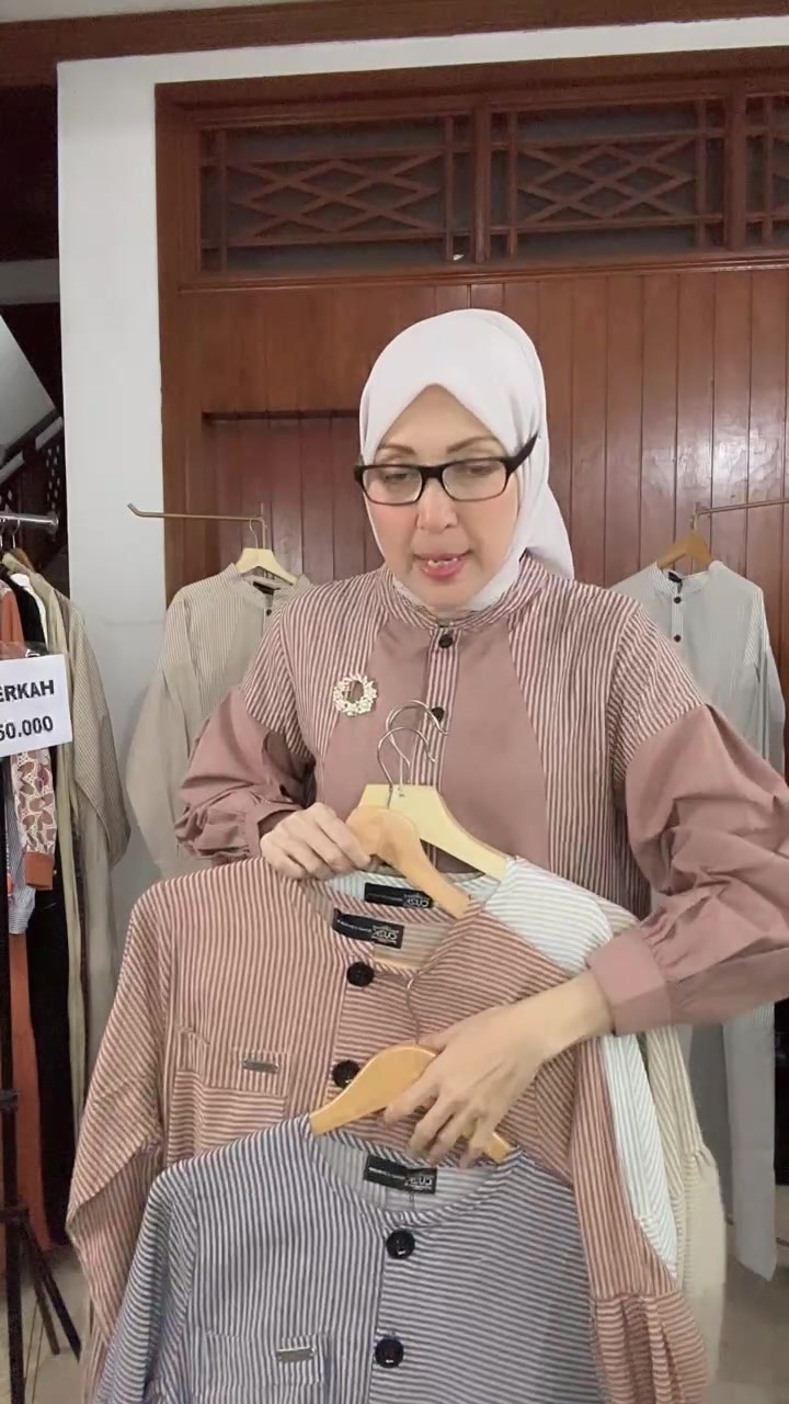 Aktris jadul akting bareng Ikang Fawzi kini banting setir dagang pakaian, ini 9 transformasinya