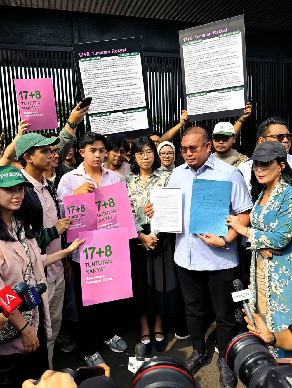 7 Fakta keputusan DPR atas tuntutan soal 17+8, tunjangan rumah untuk anggota DPR RI dihentikan