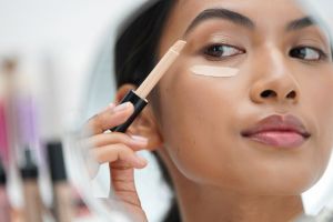 6 Cara agar concealer tahan lama 12 jam, bikin makeup tetap flawless seharian