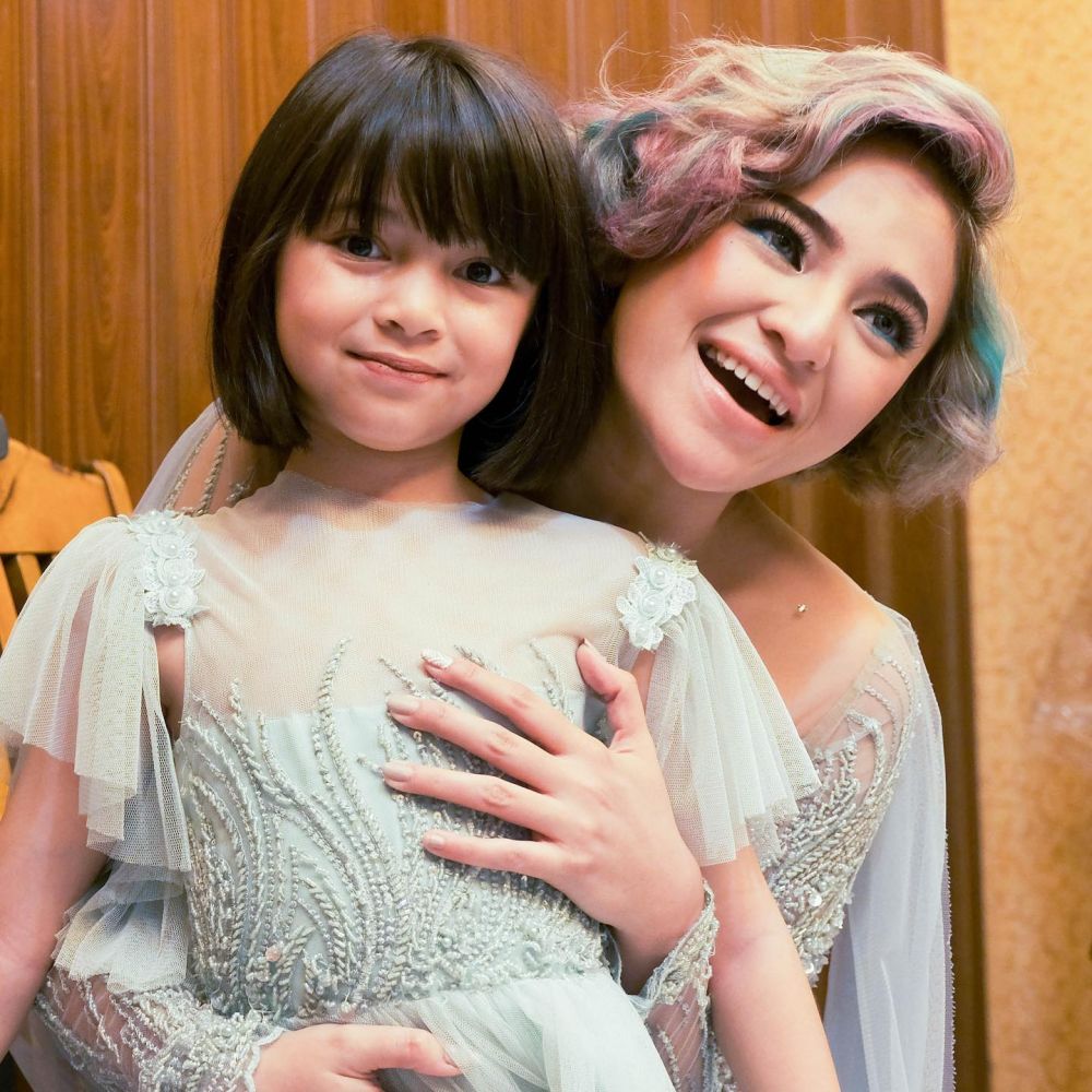 Gayanya kompak bak kakak-adik, intip 9 pemotretan Marshanda dan Sienna Kasyafani dalam berbagai tema