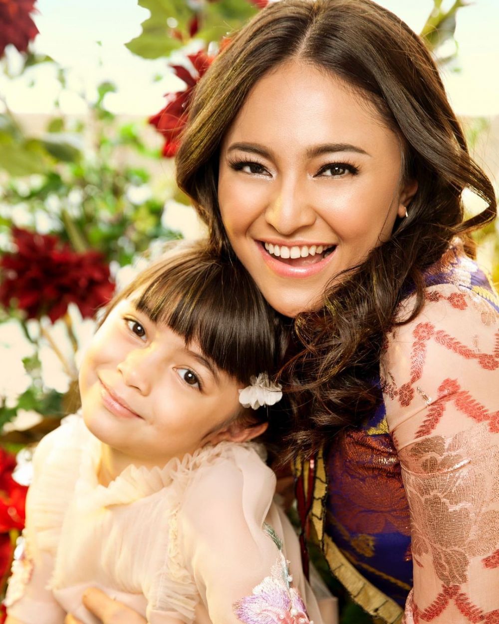 Gayanya kompak bak kakak-adik, intip 9 pemotretan Marshanda dan Sienna Kasyafani dalam berbagai tema