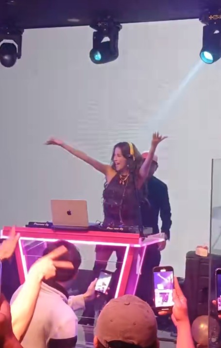 Usai lepas hijab Olla Ramlan kini terekam jadi DJ di klub malam, 9 potretnya jadi sorotan