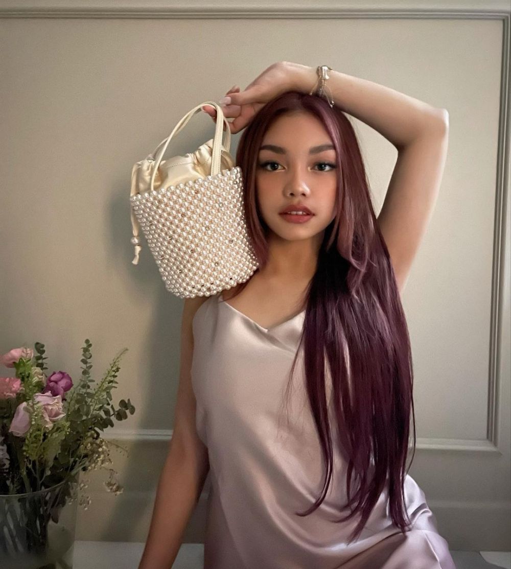 Patahkan standar cantik itu putih, ini 11 potret Naura Ayu yang percaya diri berkulit eksotis