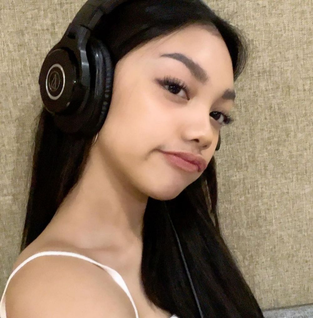 Patahkan standar cantik itu putih, ini 11 potret Naura Ayu yang percaya diri berkulit eksotis