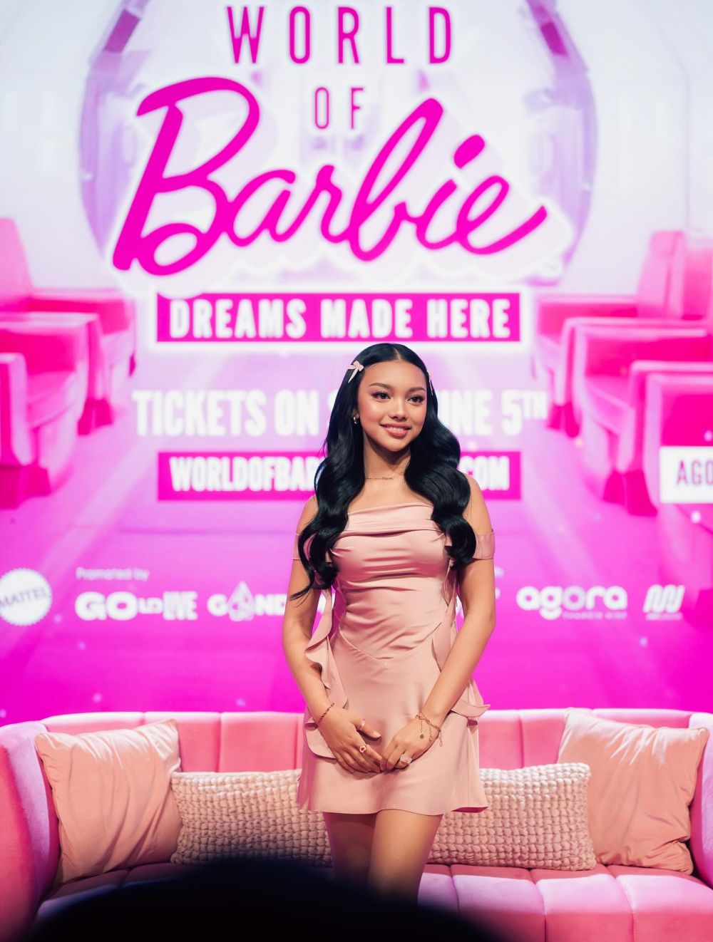 Patahkan standar cantik itu putih, ini 11 potret Naura Ayu yang percaya diri berkulit eksotis