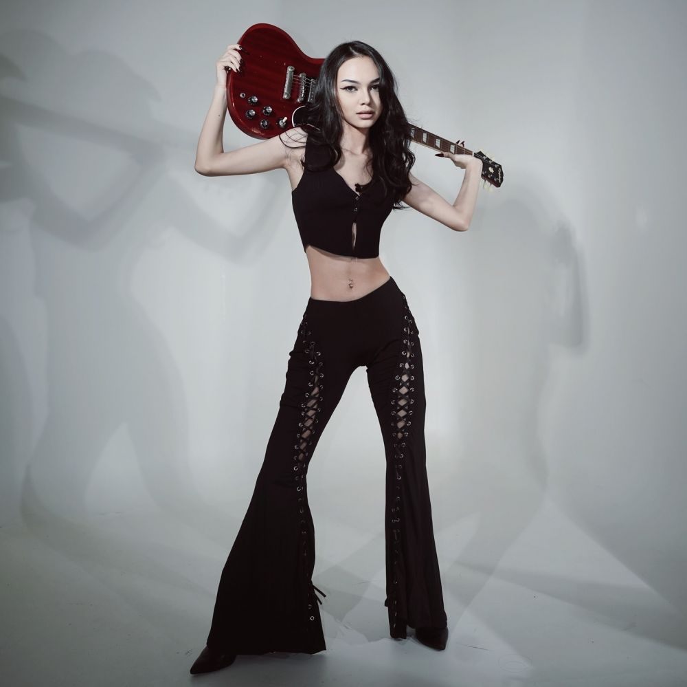 Jadi bungsu 4 bersaudara, intip 10 potret Shabina Mecca putri Sarita Abdul Mukti yang makin dewasa