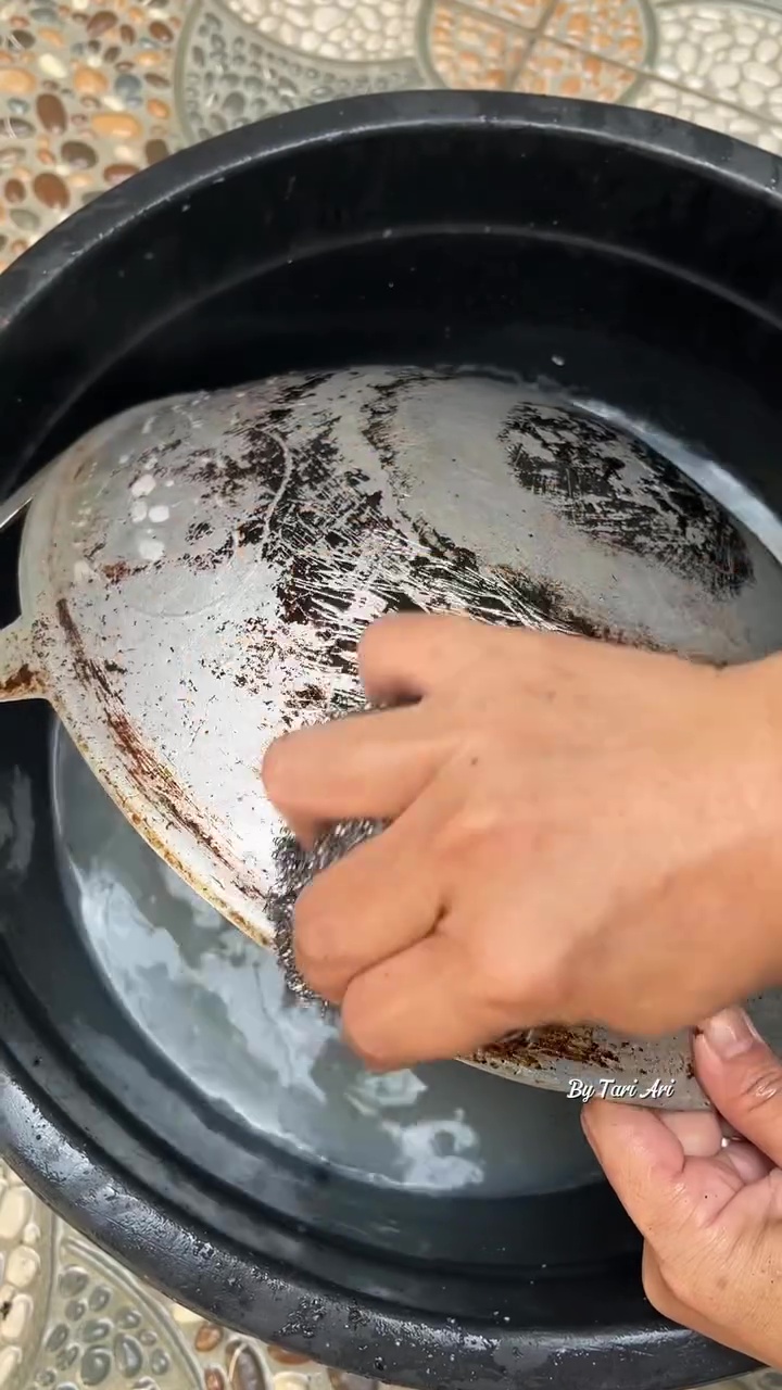 Punya panci jadul yang pantatnya berkerak hitam dan tebal? Ini solusi jitu mengatasinya agar bersih