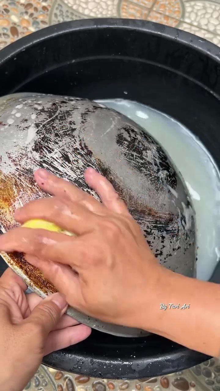Punya panci jadul yang pantatnya berkerak hitam dan tebal? Ini solusi jitu mengatasinya agar bersih