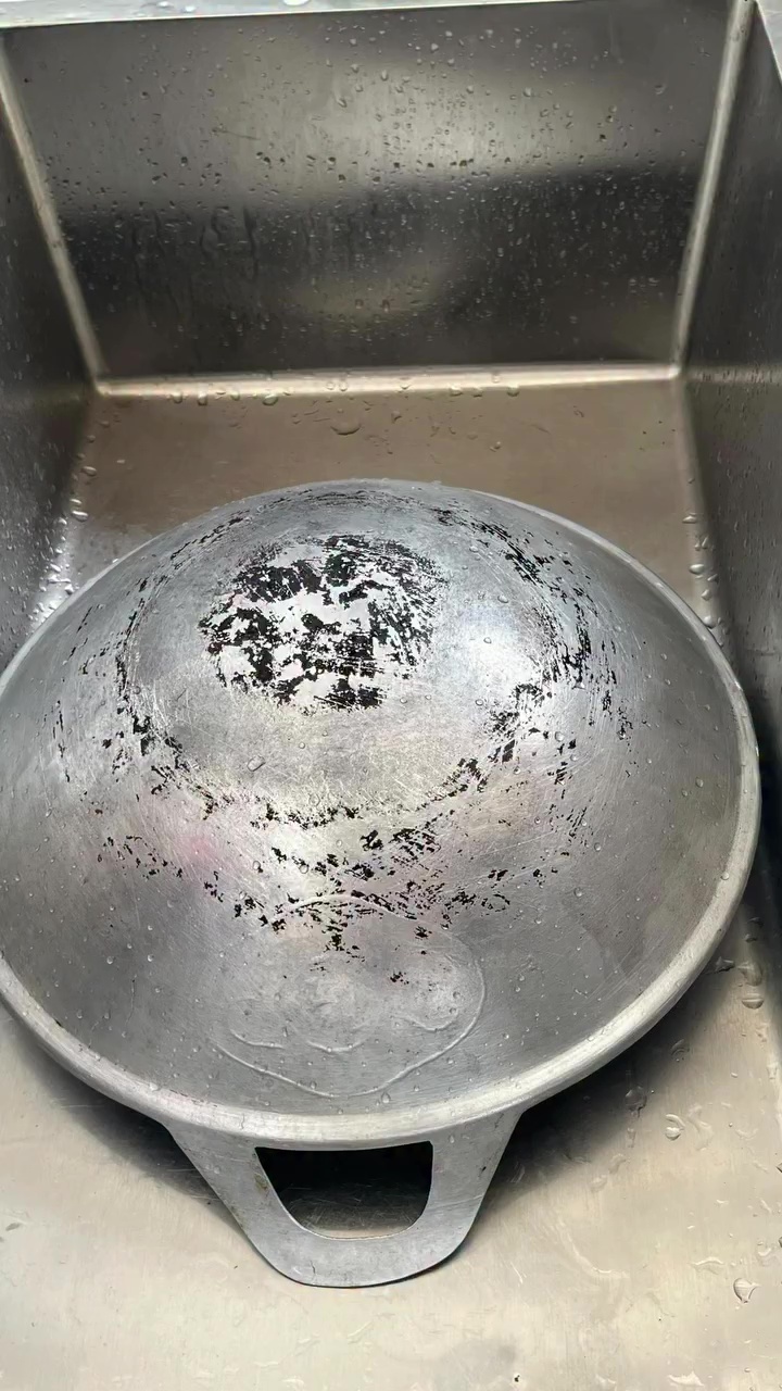 Punya panci jadul yang pantatnya berkerak hitam dan tebal? Ini solusi jitu mengatasinya agar bersih