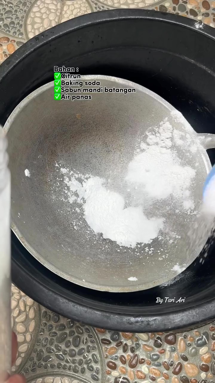 Punya panci jadul yang pantatnya berkerak hitam dan tebal? Ini solusi jitu mengatasinya agar bersih