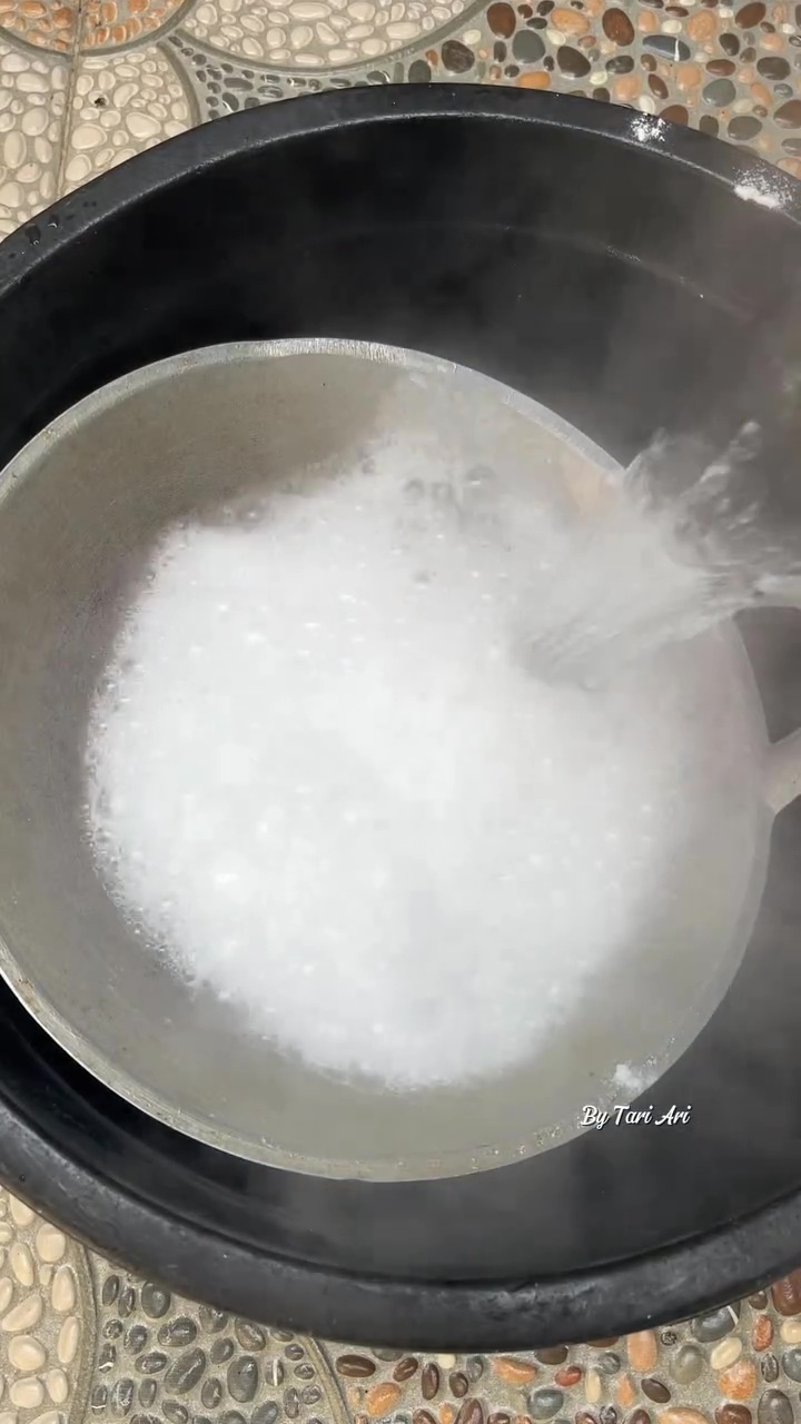 Punya panci jadul yang pantatnya berkerak hitam dan tebal? Ini solusi jitu mengatasinya agar bersih