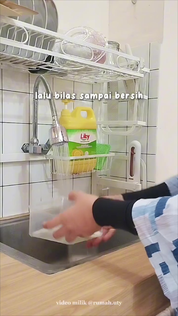 Sering kesulitan mencuci kotak makan plastik yang penuh minyak? Coba cara ini biar lebih praktis