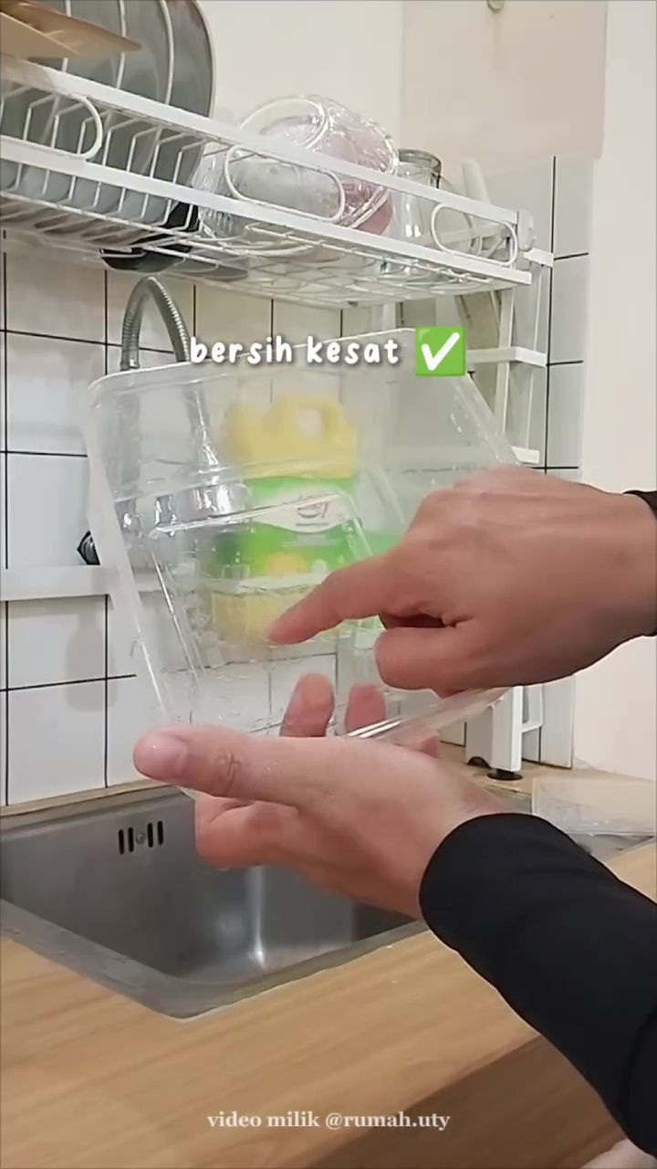 Sering kesulitan mencuci kotak makan plastik yang penuh minyak? Coba cara ini biar lebih praktis