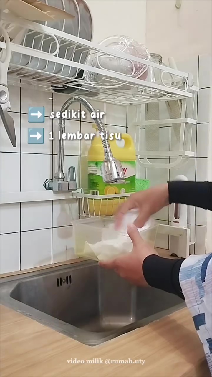 Sering kesulitan mencuci kotak makan plastik yang penuh minyak? Coba cara ini biar lebih praktis