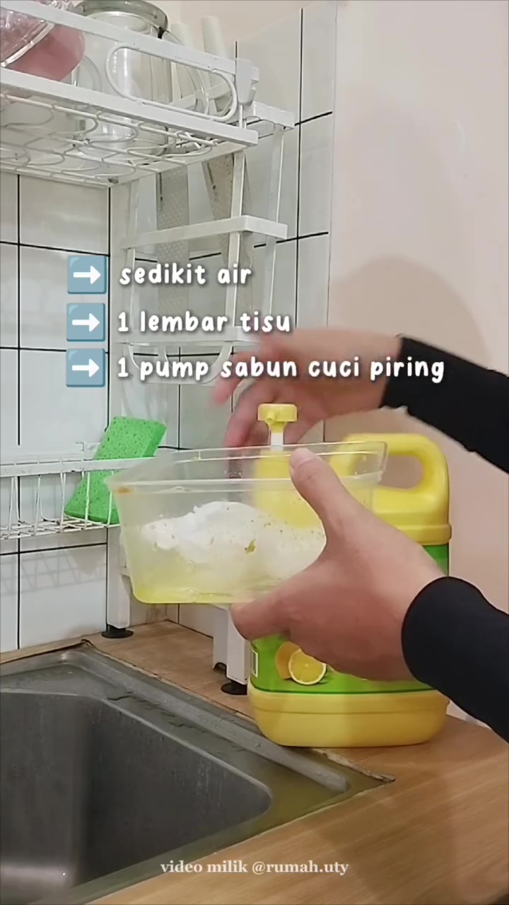 Sering kesulitan mencuci kotak makan plastik yang penuh minyak? Coba cara ini biar lebih praktis