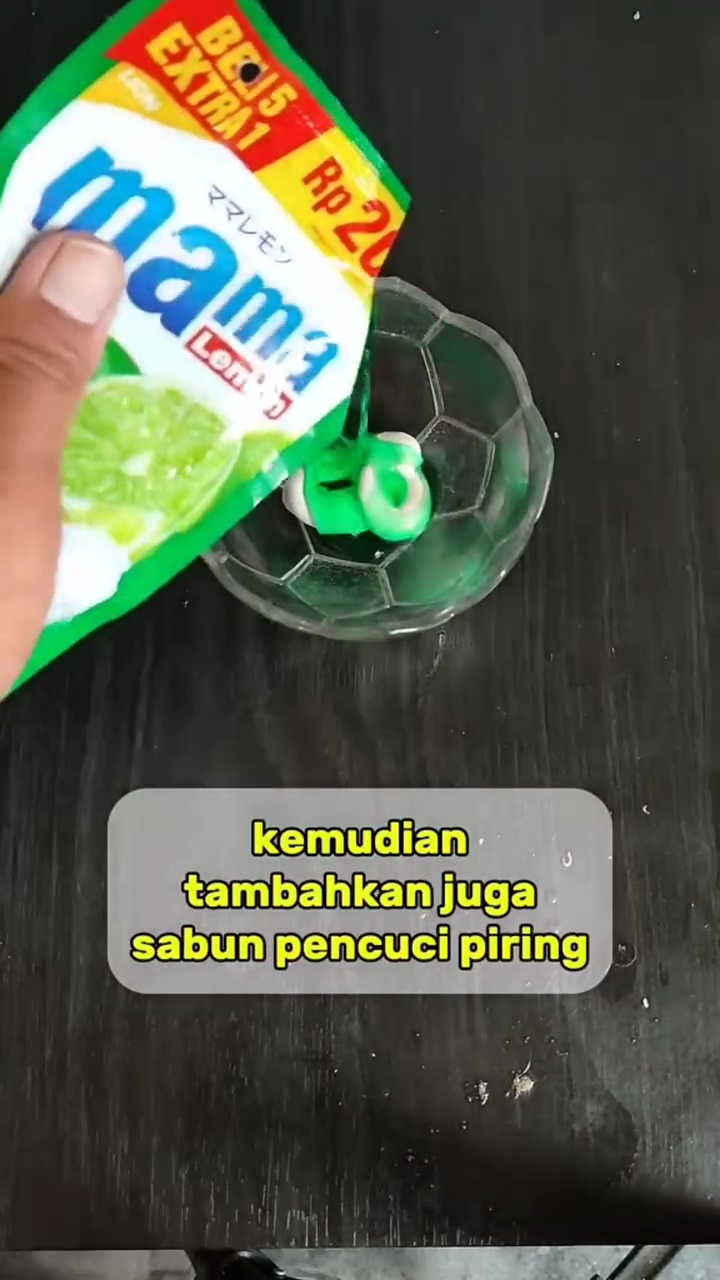 Trik bersihkan karet pintu kulkas kotor dan berjamur tanpa dibongkar, cukup pakai 2 bahan rumahan ini