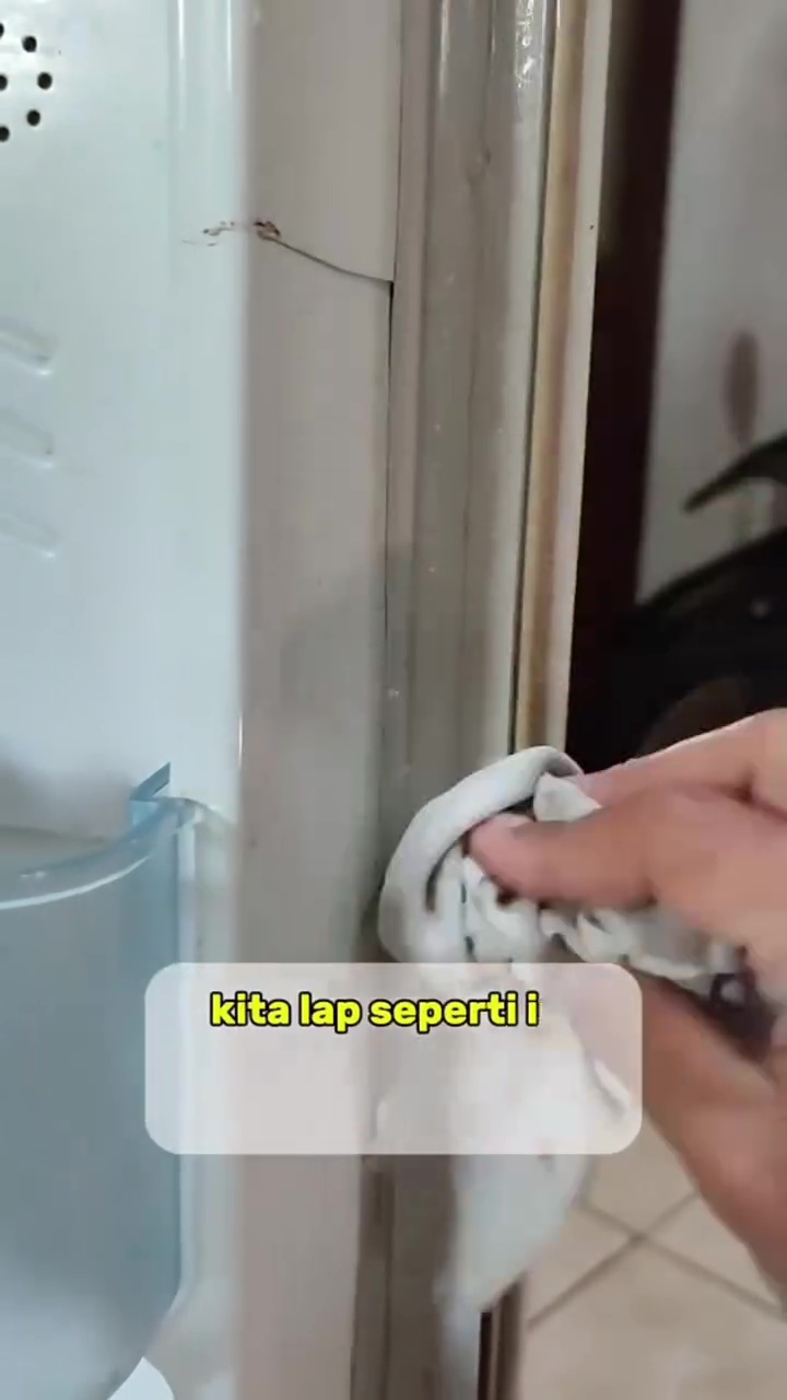 Trik bersihkan karet pintu kulkas kotor dan berjamur tanpa dibongkar, cukup pakai 2 bahan rumahan ini