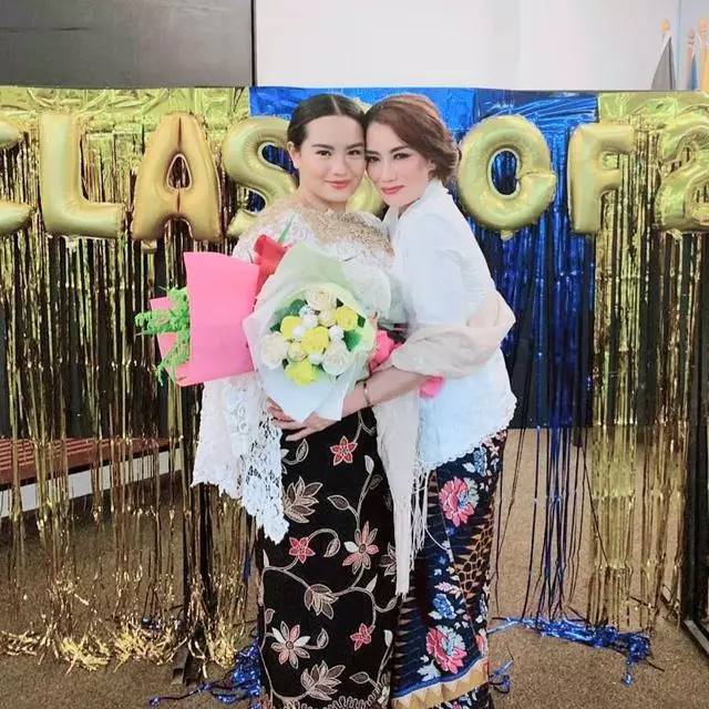 Paras lugunya manglingi, intip potret lawas 7 seleb saat wisuda SMA, Ayu Ting Ting cantik bersanggul