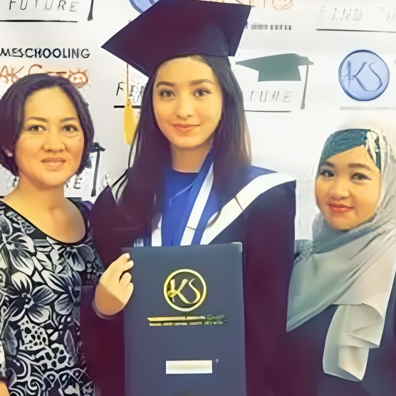 Paras lugunya manglingi, intip potret lawas 7 seleb saat wisuda SMA, Ayu Ting Ting cantik bersanggul