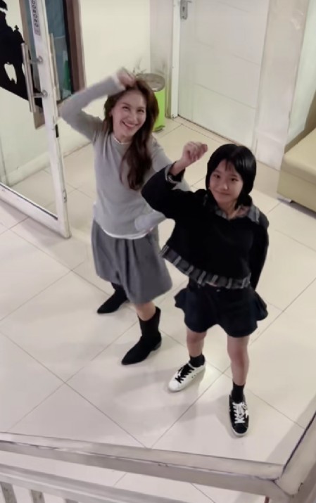 Kompak bak kakak adik, 9 potret Ayu Ting Ting TikTokan bareng Bilqis, gaya pakaian sang anak disorot