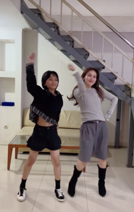 Kompak bak kakak adik, 9 potret Ayu Ting Ting TikTokan bareng Bilqis, gaya pakaian sang anak disorot