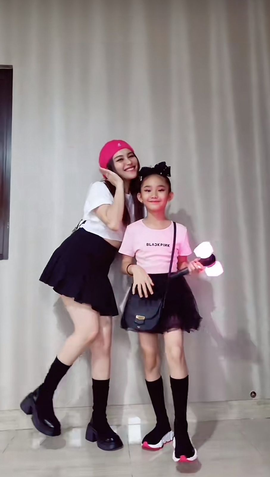 Kompak bak kakak adik, 9 potret Ayu Ting Ting TikTokan bareng Bilqis, gaya pakaian sang anak disorot