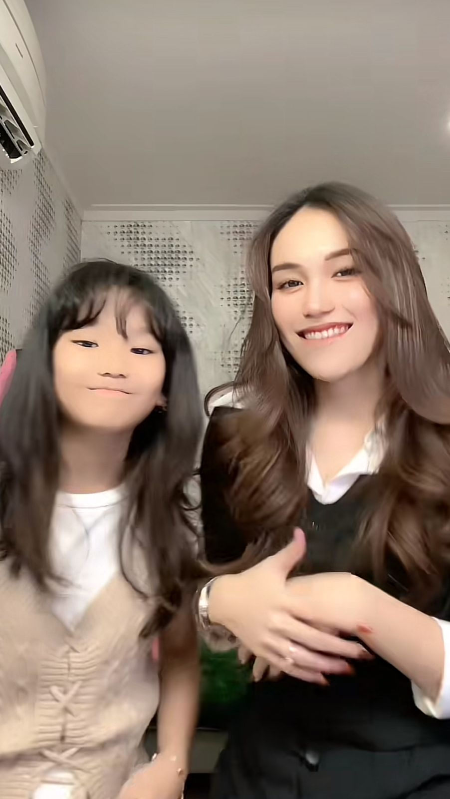 Kompak bak kakak adik, 9 potret Ayu Ting Ting TikTokan bareng Bilqis, gaya pakaian sang anak disorot