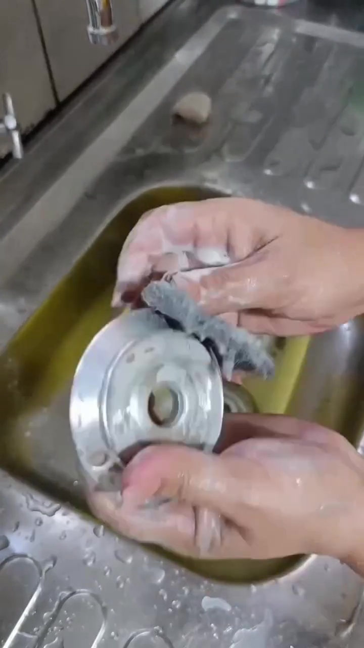 Burner kompor gas berkarat jadi susah dibersihkan? Coba rendam dengan larutan bahan dapur ini